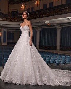 pronovias_96836458_838036660037638_7835059421613201268_n.jpg