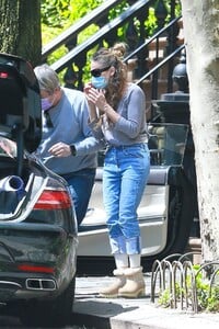 sarah-jessica-parker-street-style-heading-to-the-hamptons-in-ny-05-02-2020-0.jpg