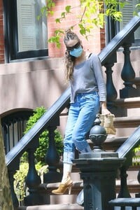 sarah-jessica-parker-street-style-heading-to-the-hamptons-in-ny-05-02-2020-2.jpg