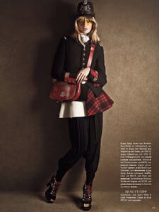 vogue-germany-12-2013_julia-stegner_(10).thumb.jpg.538456a589a4c0249bd512236b93437d.jpg