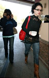 Britney_Spears_At_Mercedes_Dealership_Jan_29_5.jpg