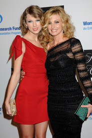 celebrity-paradise.com-The_Elder-Faith_Hill_2010-01-27_-_EIF0s_Women1s_Cancer_Research_Fund_3181.jpg