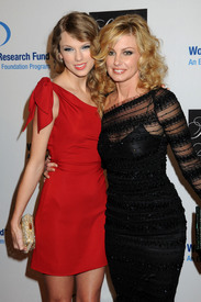 celebrity-paradise.com-The_Elder-Faith_Hill_2010-01-27_-_EIF4s_Women7s_Cancer_Research_Fund.jpg