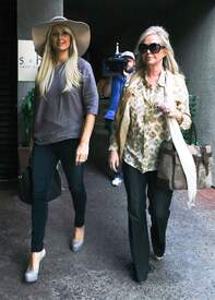 87408_Paris_Hilton_shopping_in_Beverly_Glen_07_01_2011_13_122_252lo.jpg