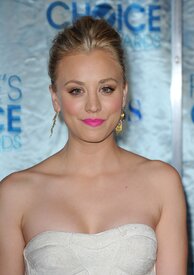 Kaley_Cuoco_2011_Peoples_Choice_Awards_01.jpg