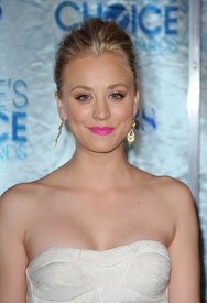 Kaley_Cuoco_2011_Peoples_Choice_Awards_04.jpg