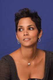 HalleBerryMunawarHosainPortraitSession30November2010_07.jpg