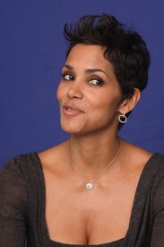 HalleBerryMunawarHosainPortraitSession30November2010_09.jpg