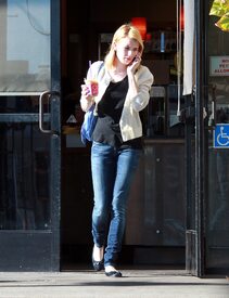 001_Emma_Roberts_Leavinga_Coffee_Shopin_Los_Angeles_Januar.jpg