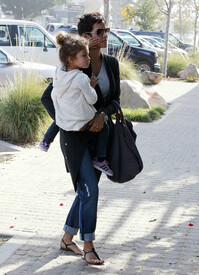 Halle Berry takes Nahla to a children_'s New Year party in LA 31.12.2011_02.jpg