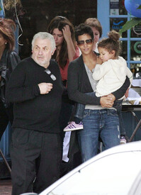 Halle Berry takes Nahla to a children_'s New Year party in LA 31.12.2011_05.jpg