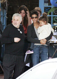 Halle Berry takes Nahla to a children_'s New Year party in LA 31.12.2011_06.jpg