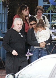 Halle Berry takes Nahla to a children_'s New Year party in LA 31.12.2011_07.jpg