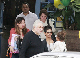 Halle Berry takes Nahla to a children_'s New Year party in LA 31.12.2011_09.jpg