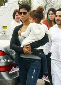 Halle Berry takes Nahla to a children_'s New Year party in LA 31.12.2011_14.jpg