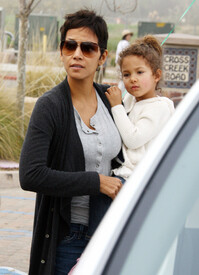 Halle Berry takes Nahla to a children_'s New Year party in LA 31.12.2011_15.jpg