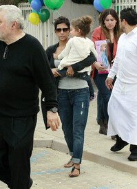 Halle Berry takes Nahla to a children_'s New Year party in LA 31.12.2011_18.jpg