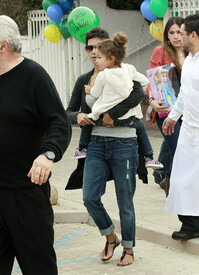 Halle Berry takes Nahla to a children_'s New Year party in LA 31.12.2011_19.jpg