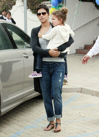 Halle Berry takes Nahla to a children_'s New Year party in LA 31.12.2011_22.jpg