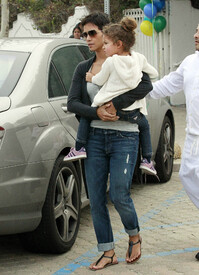 Halle Berry takes Nahla to a children_'s New Year party in LA 31.12.2011_25.jpg