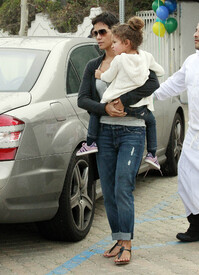 Halle Berry takes Nahla to a children_'s New Year party in LA 31.12.2011_26.jpg