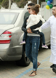 Halle Berry takes Nahla to a children_'s New Year party in LA 31.12.2011_27.jpg