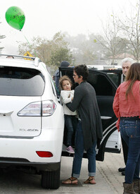 Halle Berry takes Nahla to a children_'s New Year party in LA 31.12.2011_29.jpg