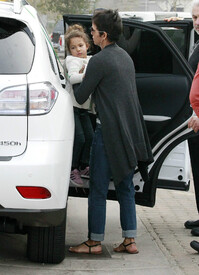 Halle Berry takes Nahla to a children_'s New Year party in LA 31.12.2011_30.jpg