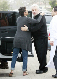 Halle Berry takes Nahla to a children_'s New Year party in LA 31.12.2011_33.jpg