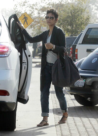 Halle Berry takes Nahla to a children_'s New Year party in LA 31.12.2011_34.jpg