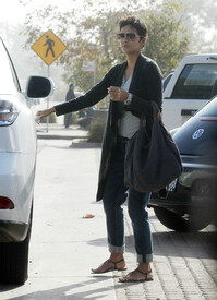 Halle Berry takes Nahla to a children_'s New Year party in LA 31.12.2011_35.jpg