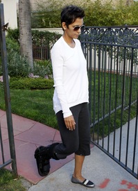 Halle Berry leaving her daughters preschool in Beverly Hills 6.1.2012_09.jpg