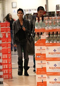 Halle Berry shopping in Beverly Hills 9.1.2012_01.jpg
