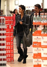 Halle Berry shopping in Beverly Hills 9.1.2012_02.jpg