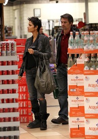 Halle Berry shopping in Beverly Hills 9.1.2012_03.jpg
