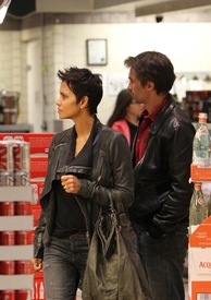 Halle Berry shopping in Beverly Hills 9.1.2012_05.jpg