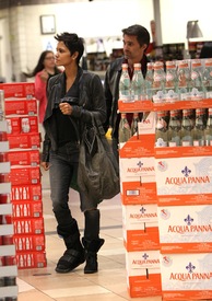 Halle Berry shopping in Beverly Hills 9.1.2012_07.jpg