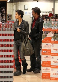 Halle Berry shopping in Beverly Hills 9.1.2012_09.jpg
