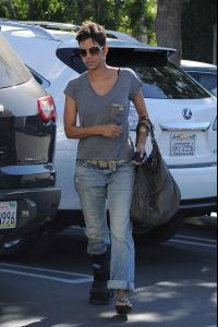 Halle Berry shopping in West Hollywood 13.1.2012_01.jpg