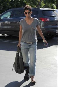 Halle Berry shopping in West Hollywood 13.1.2012_03.jpg