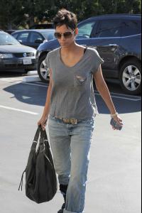 Halle Berry shopping in West Hollywood 13.1.2012_04.jpg