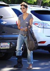 Halle Berry shopping in West Hollywood 13.1.2012_13.jpg