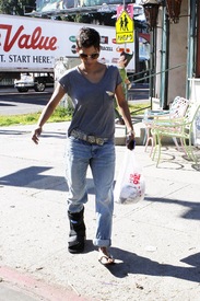 Halle Berry shopping in West Hollywood 13.1.2012_06.jpg