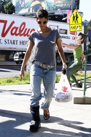 Halle Berry shopping in West Hollywood 13.1.2012_09.jpg