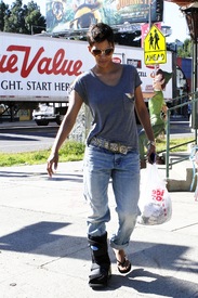Halle Berry shopping in West Hollywood 13.1.2012_10.jpg