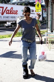 Halle Berry shopping in West Hollywood 13.1.2012_11.jpg