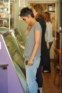 Halle Berry makes a stop at Sweet Lady Jane Bakery in West Hollywood 13.1.2012_01.jpg