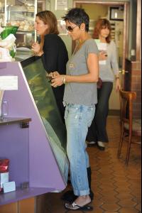 Halle Berry makes a stop at Sweet Lady Jane Bakery in West Hollywood 13.1.2012_02.jpg