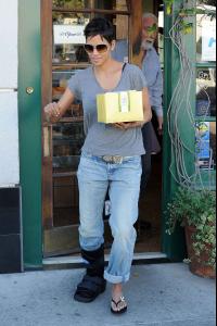 Halle Berry makes a stop at Sweet Lady Jane Bakery in West Hollywood 13.1.2012_10.jpg
