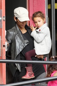 Halle Berry leaving the Griddle Cafe in West Hollywood 16.1.201_02.jpg